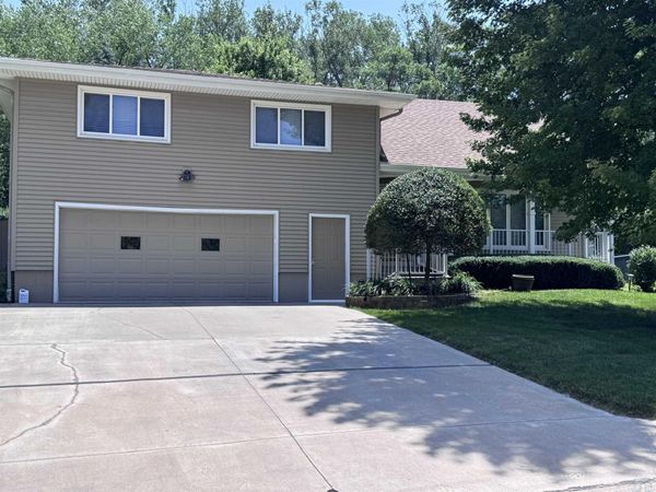 4700 Chatham Ln, Sioux City, IA 51104