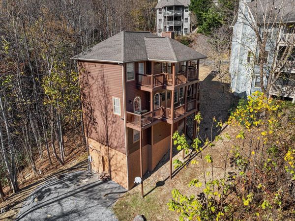 909 Black Wolf Way, Gatlinburg, TN 37738