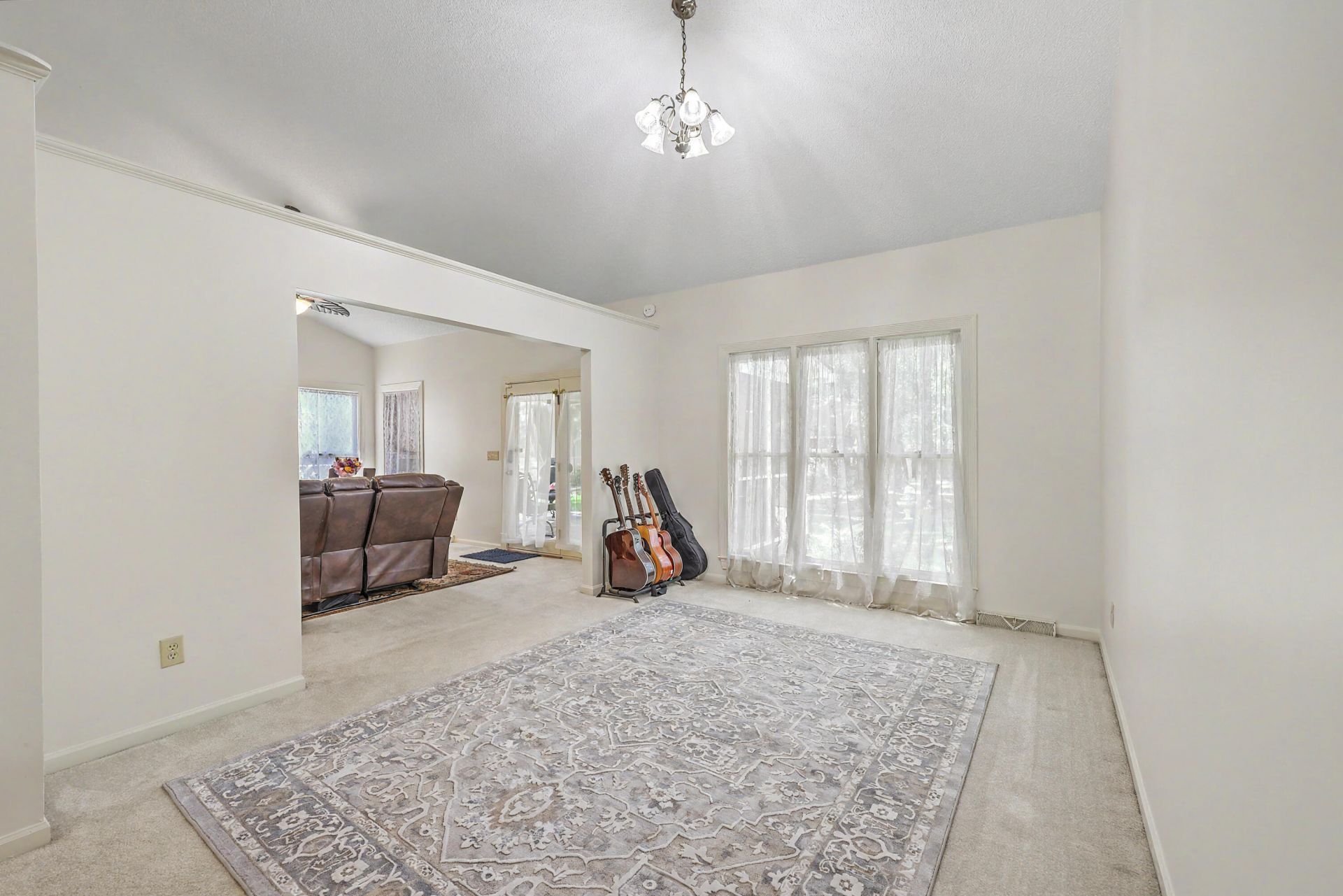 118 King Charles Circle Photo 13