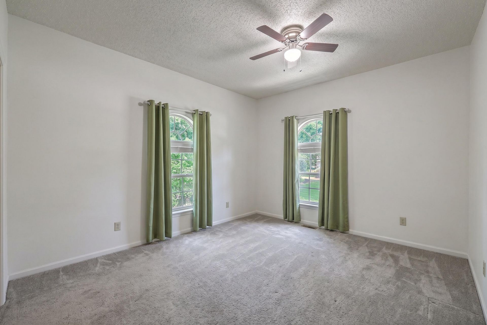 118 King Charles Circle Photo 20