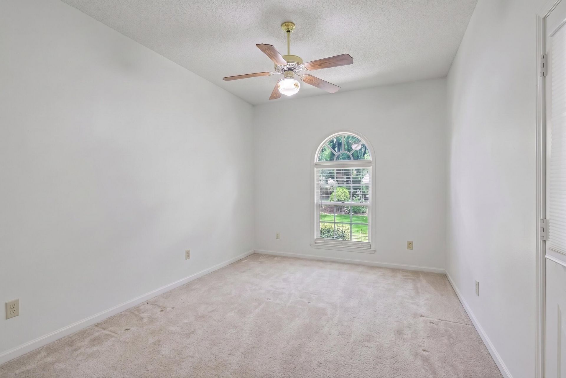 118 King Charles Circle Photo 22