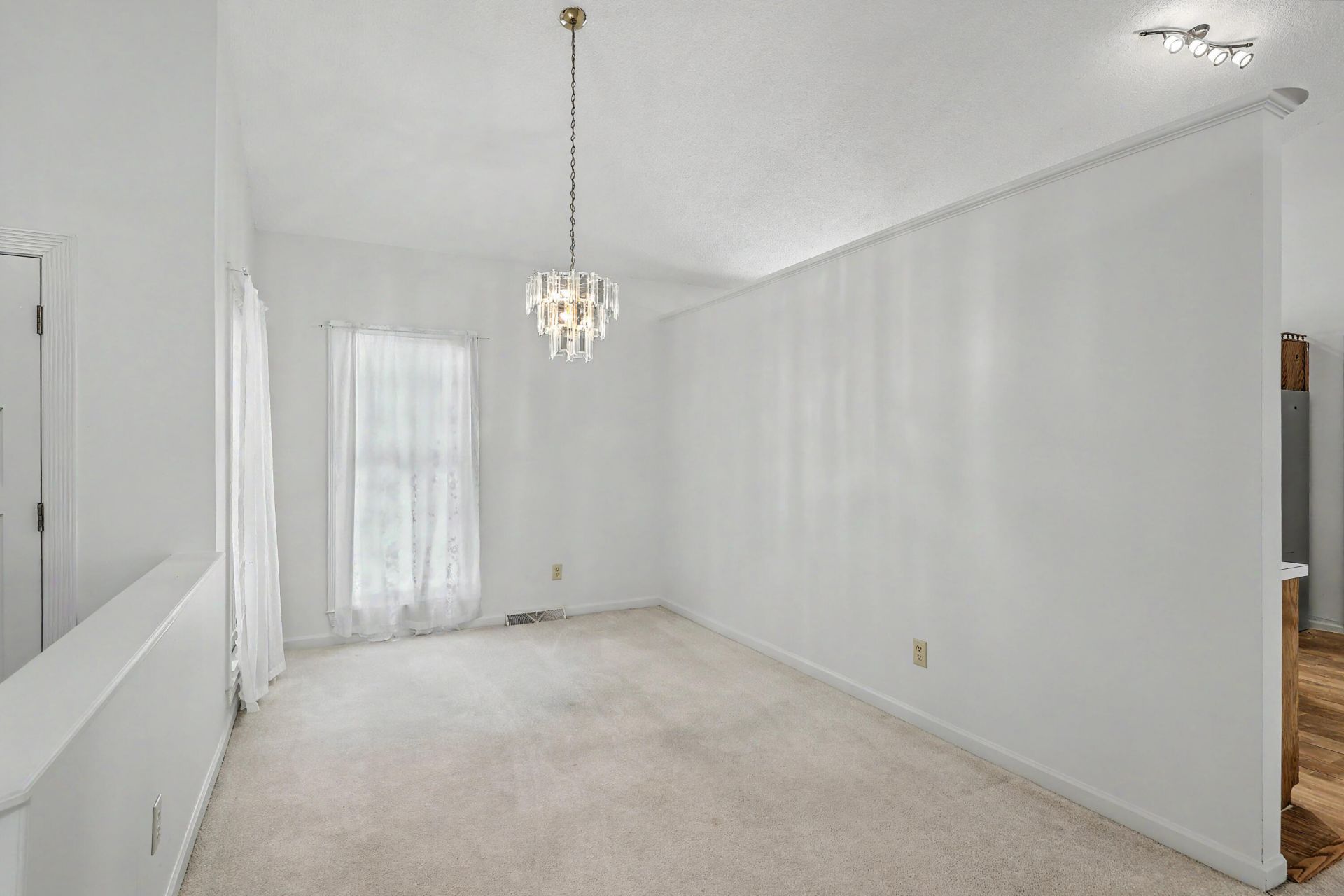 118 King Charles Circle Photo 6