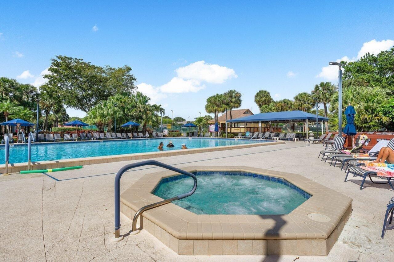 10092 Cedar Point Boulevard, Unit 204, Boynton Beach, FL 33437 Photo