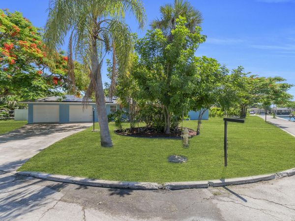 139 E Lake Drive, Lehigh Acres, FL 33936