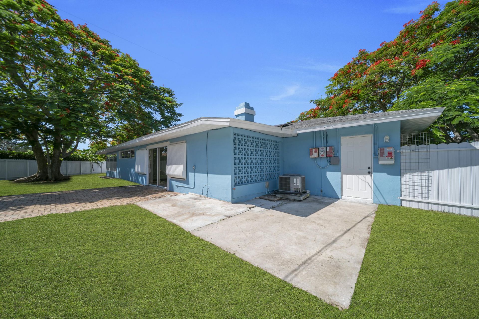 139 E Lake Drive, Lehigh Acres, FL 33936 Photo