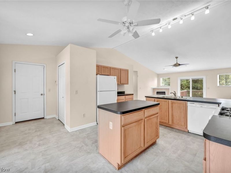 1024 Saint Michaels Way, Madison, OH 44057 Photo 6