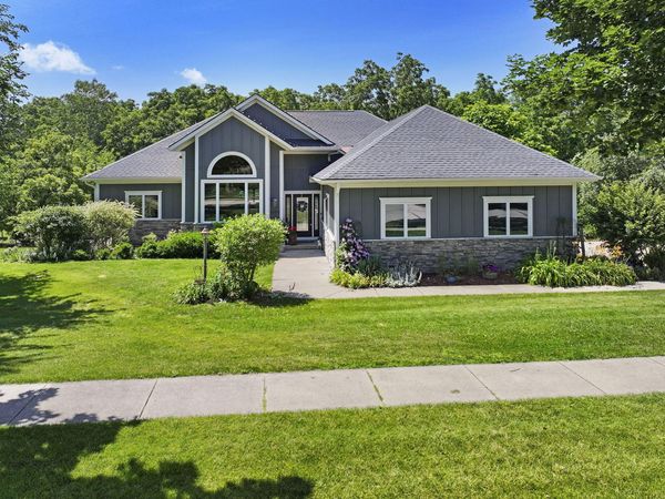 1109 Cooper Hawk Dr, Burlington, WI 53105