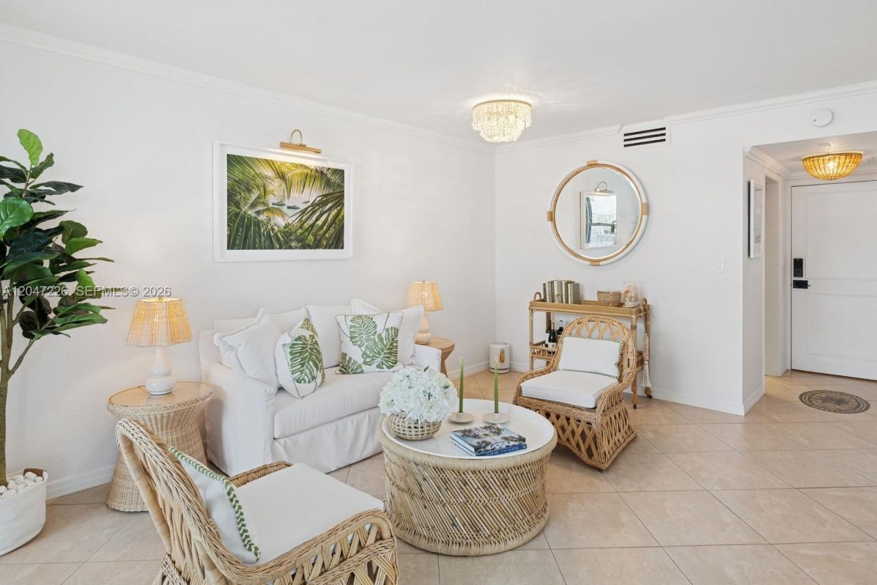2899 Collins Ave , Unit 1025, Miami Beach, FL 33140 Photo