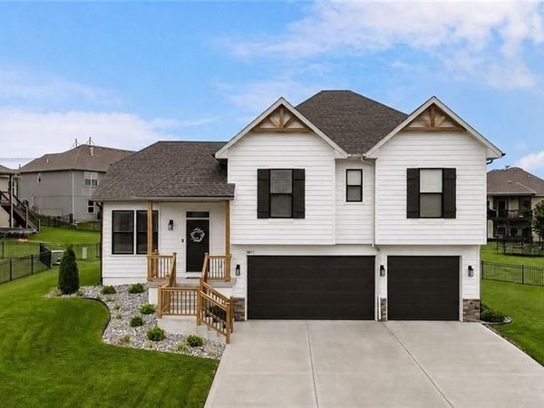18911 Weaver Street, Spring Hill, KS 66083