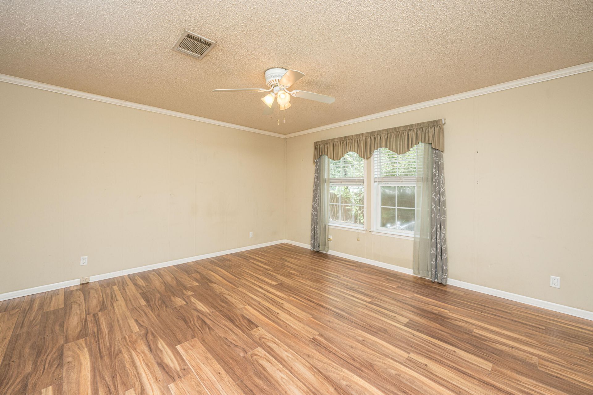 100 Autumn Lane Photo 22