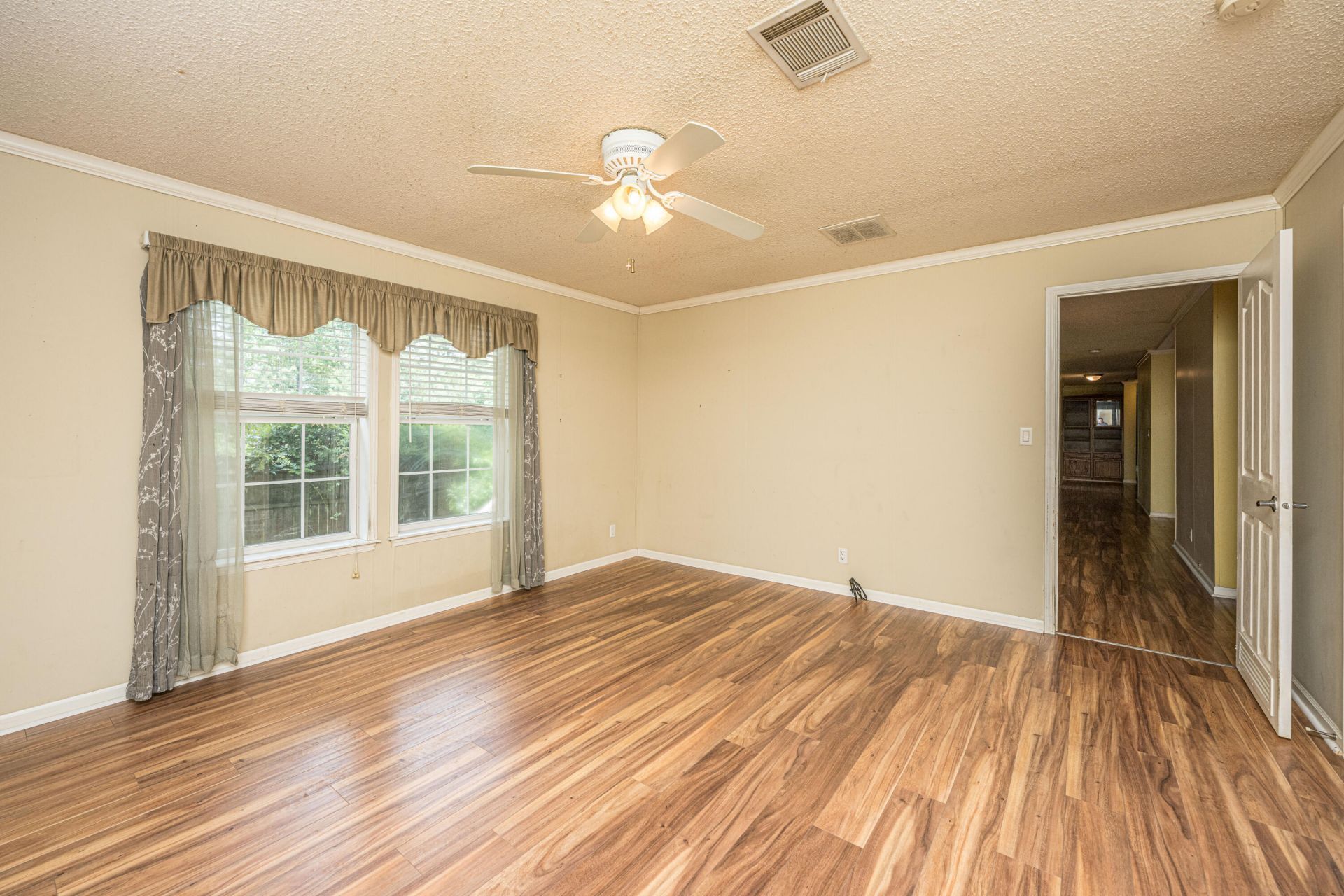 100 Autumn Lane Photo 23