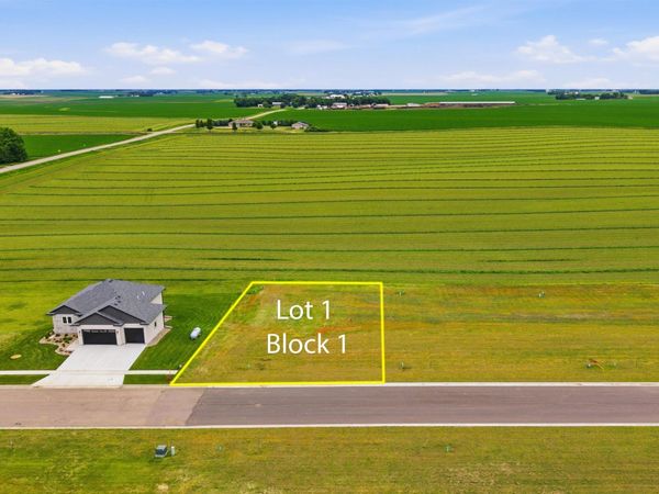 1405 Castle St, Larchwood, IA 51241