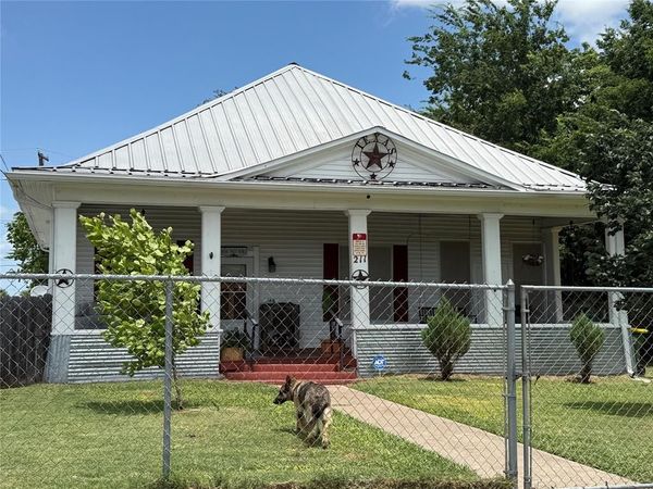211 W Sabine Street, Groesbeck, TX 76642