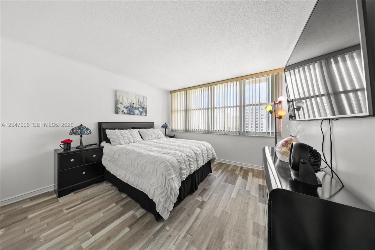 1825 S Ocean Dr, Unit 914, Hallandale Beach, FL 33009 Photo