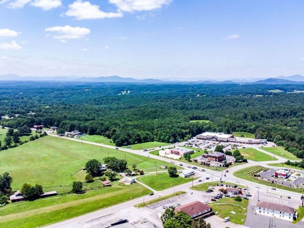 15093 B Moneta RD, Moneta, VA 24121
