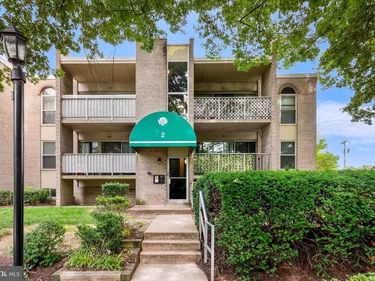 2 CANTERBURY SQUARE, Unit 202, ALEXANDRIA, VA 22304