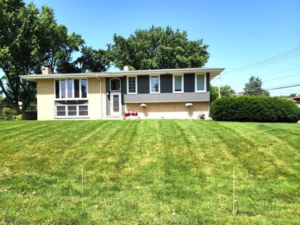 560 Lincoln Street , Roselle, IL 60172