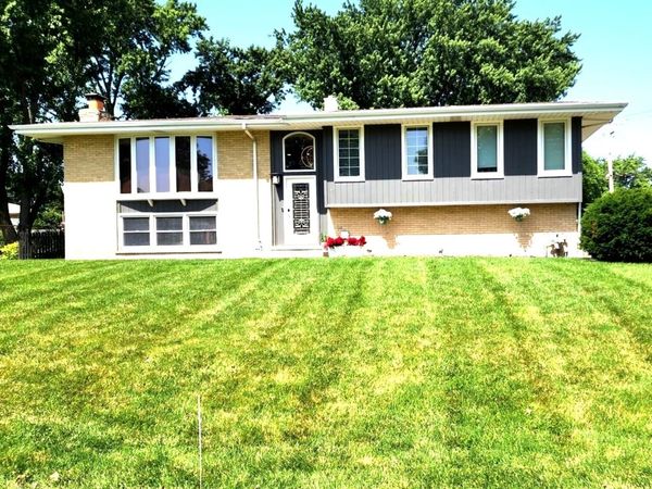 560 Lincoln Street, Roselle, IL 60172