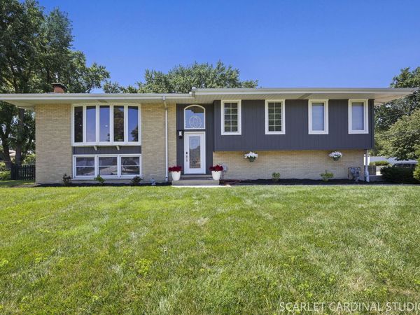 560 Lincoln Street, Roselle, IL 60172