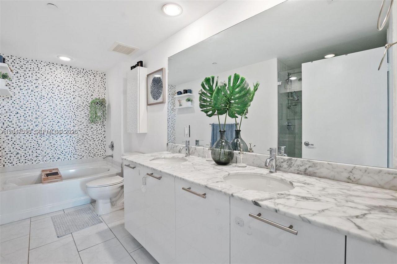 951 Brickell Ave, Unit 3207, Miami, FL 33131 Photo
