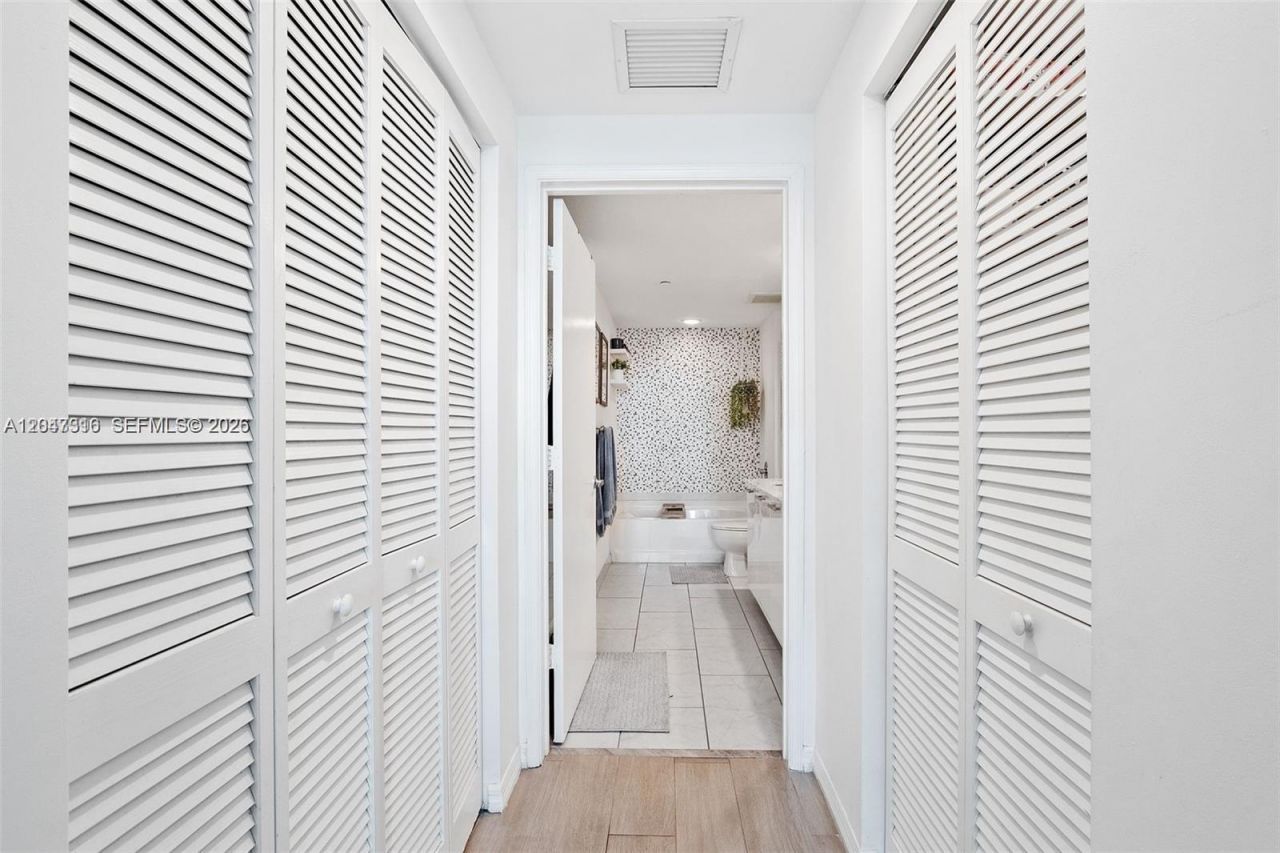 951 Brickell Ave, Unit 3207, Miami, FL 33131 Photo