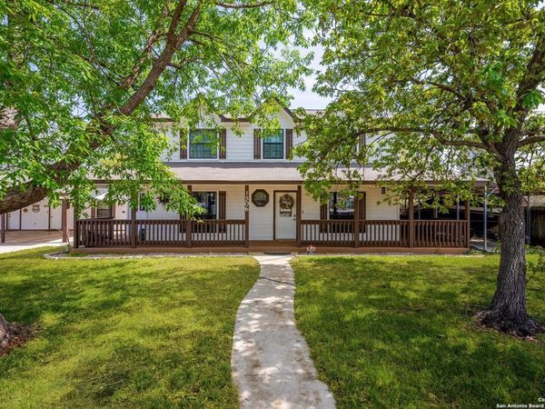 1506 D St, Floresville, TX 78114