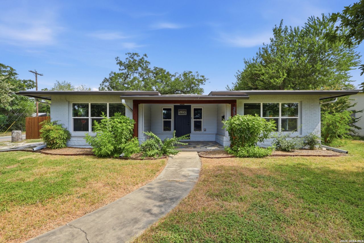 2555 W Kings Hwy, San Antonio, TX 78228 Main Photo