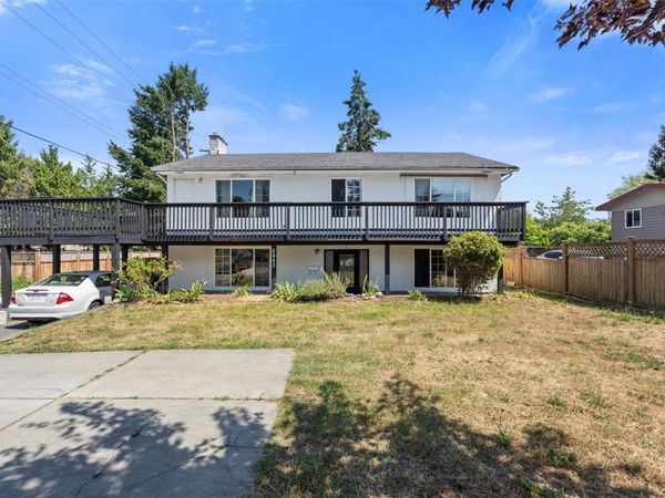 4043 Shelbourne St, Saanich, BC V8N 3E5