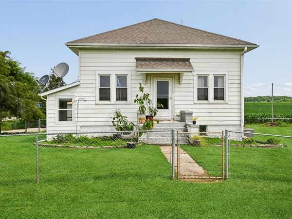 2797 Paris Road , Central City, IA 52214