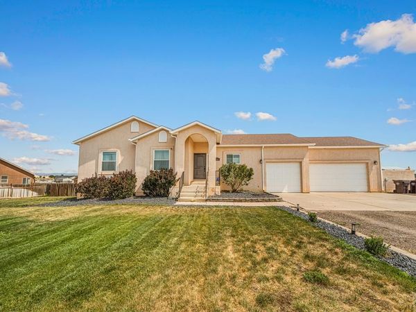 1165 W Meadowmoor Dr, Pueblo, CO 81007