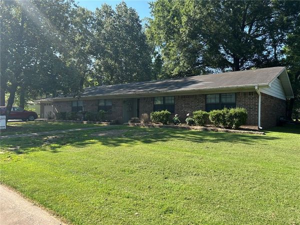 2813 W D Street , Russellville, AR 72801