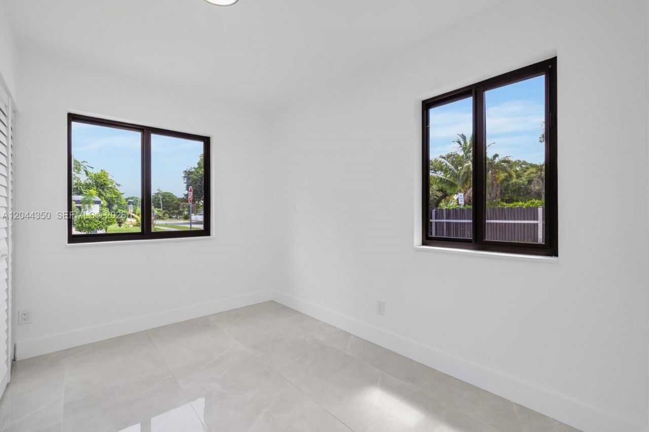 770 NE 160th St, Miami, FL 33162 Photo
