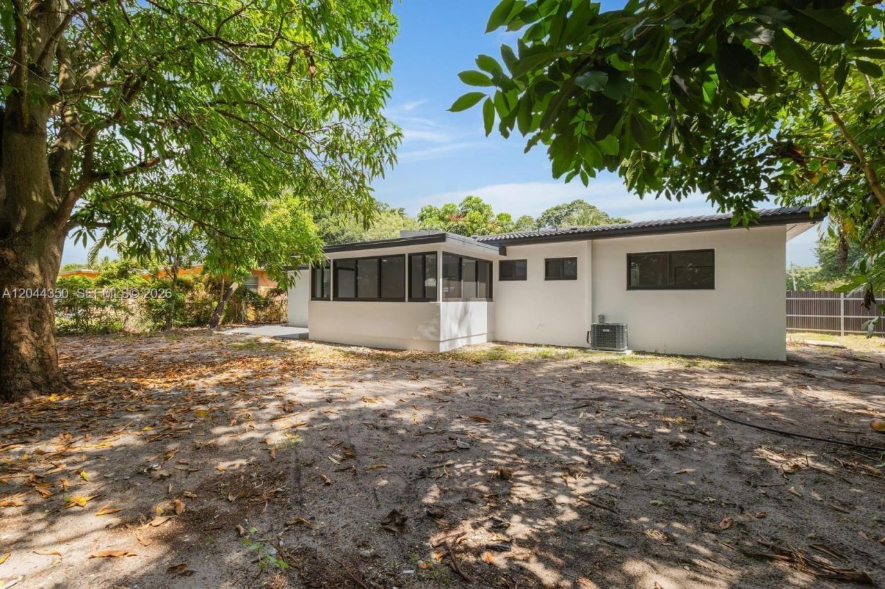 770 NE 160th St, Miami, FL 33162 Photo