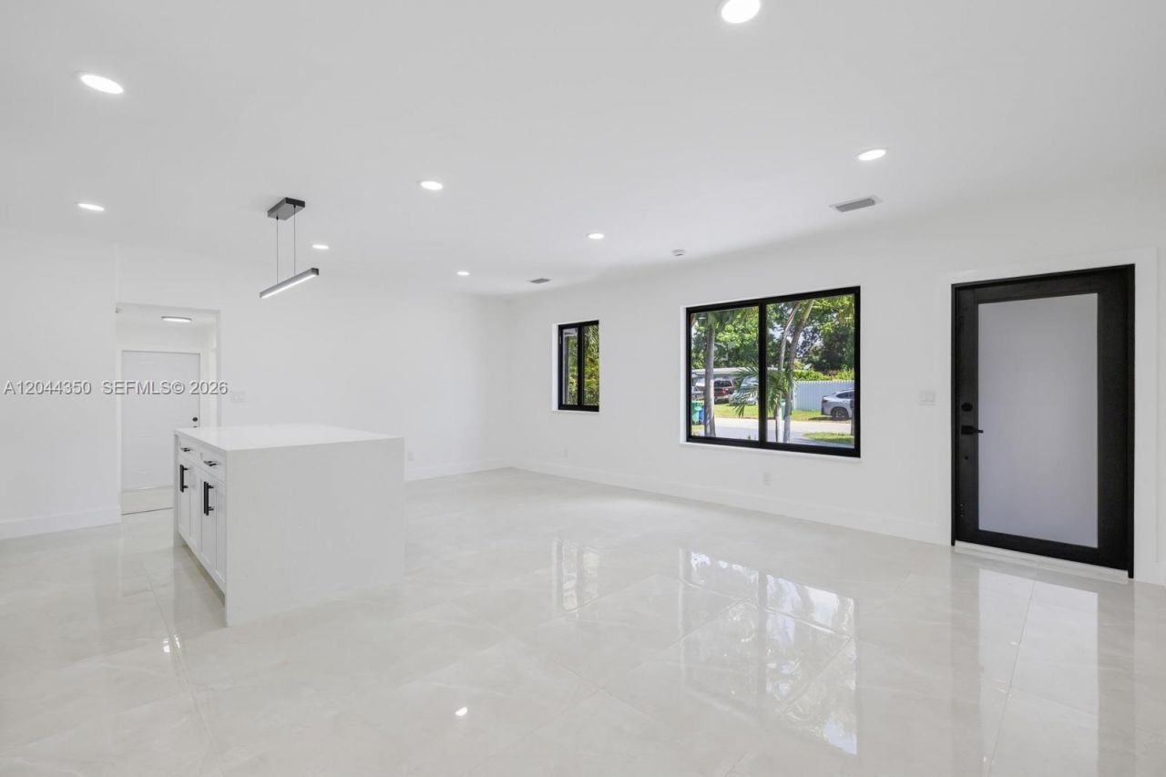 770 NE 160th St, Miami, FL 33162 Photo