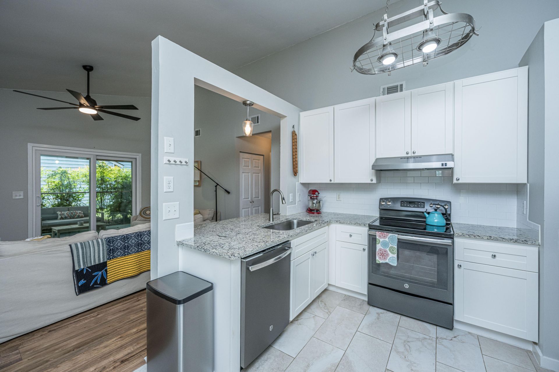 1141 Oakcrest Drive Photo 3