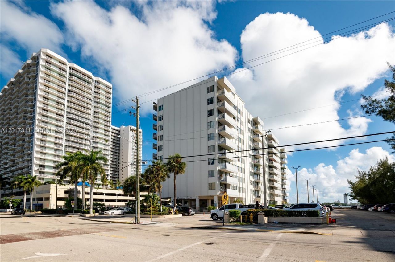 7545 E Treasure Dr , Unit 9B, North Bay Village, FL 33141 Photo