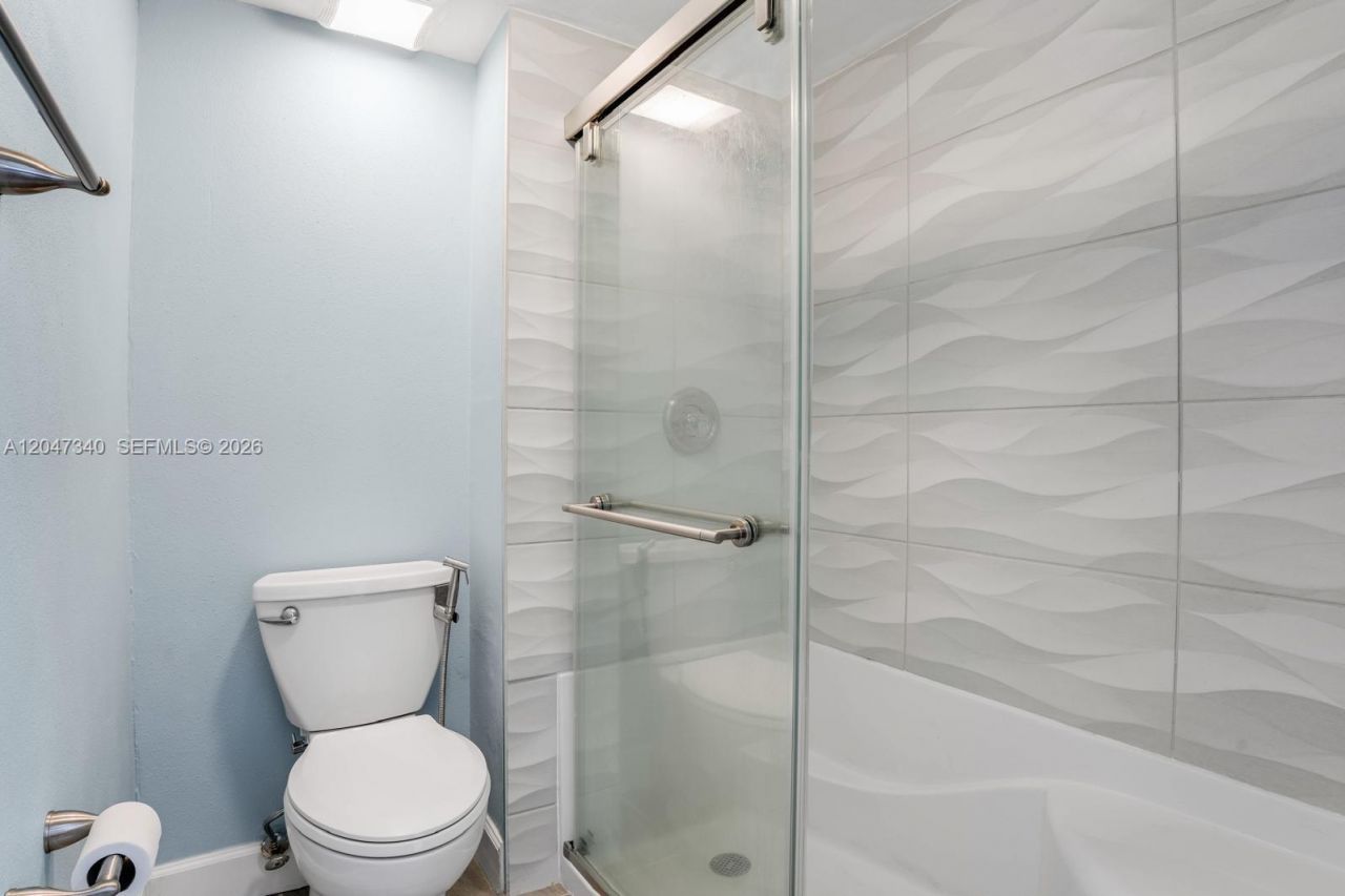 182 Lakeview Dr, Unit 204, Weston, FL 33326 Photo
