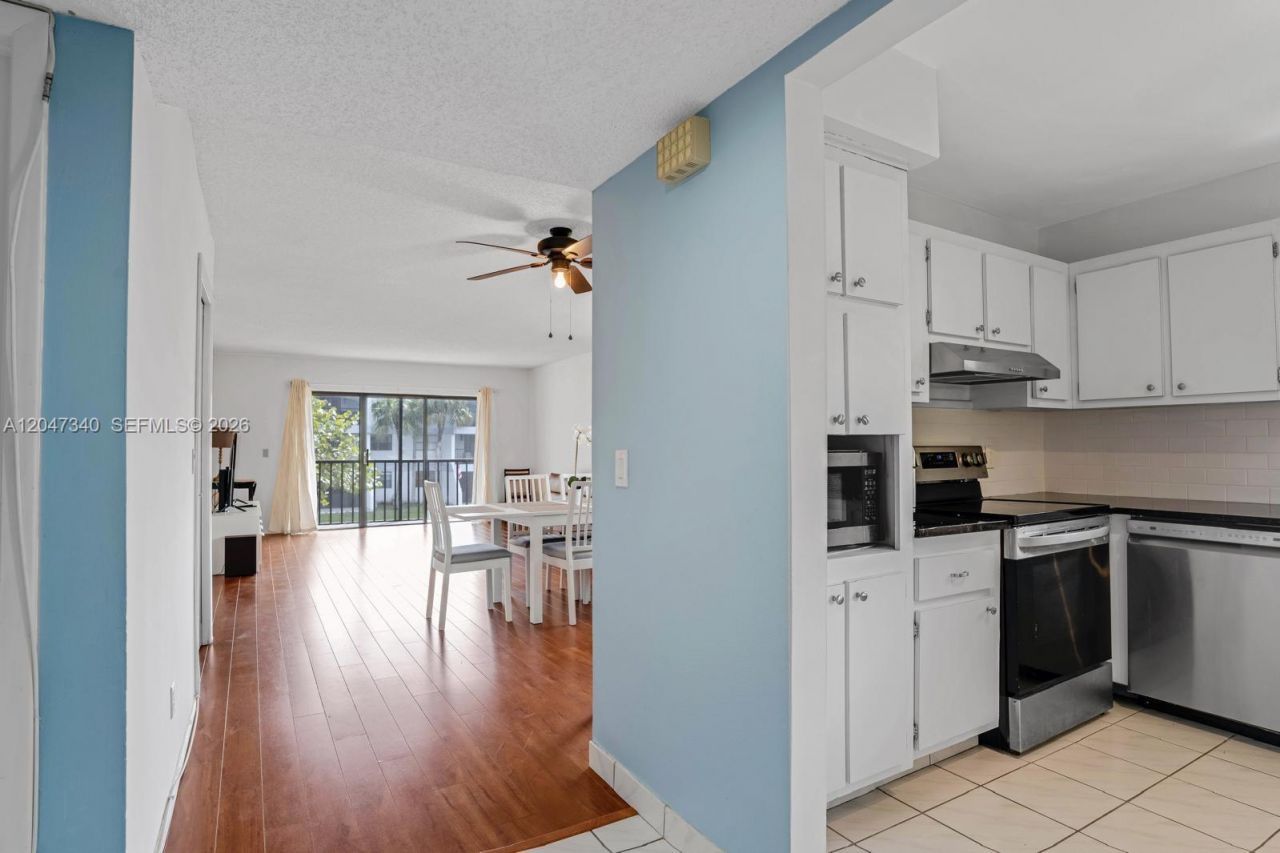 182 Lakeview Dr, Unit 204, Weston, FL 33326 Photo