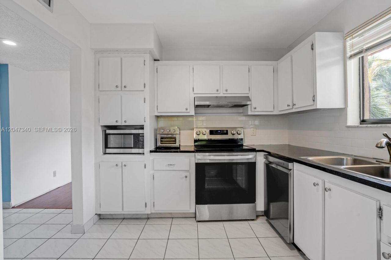 182 Lakeview Dr, Unit 204, Weston, FL 33326 Photo