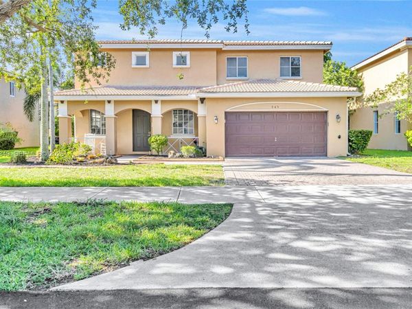 945 NW 206th St , Miami Gardens, FL 33169