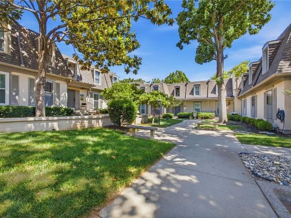 10704 Glenwood Street, Unit E, Overland Park, KS 66211