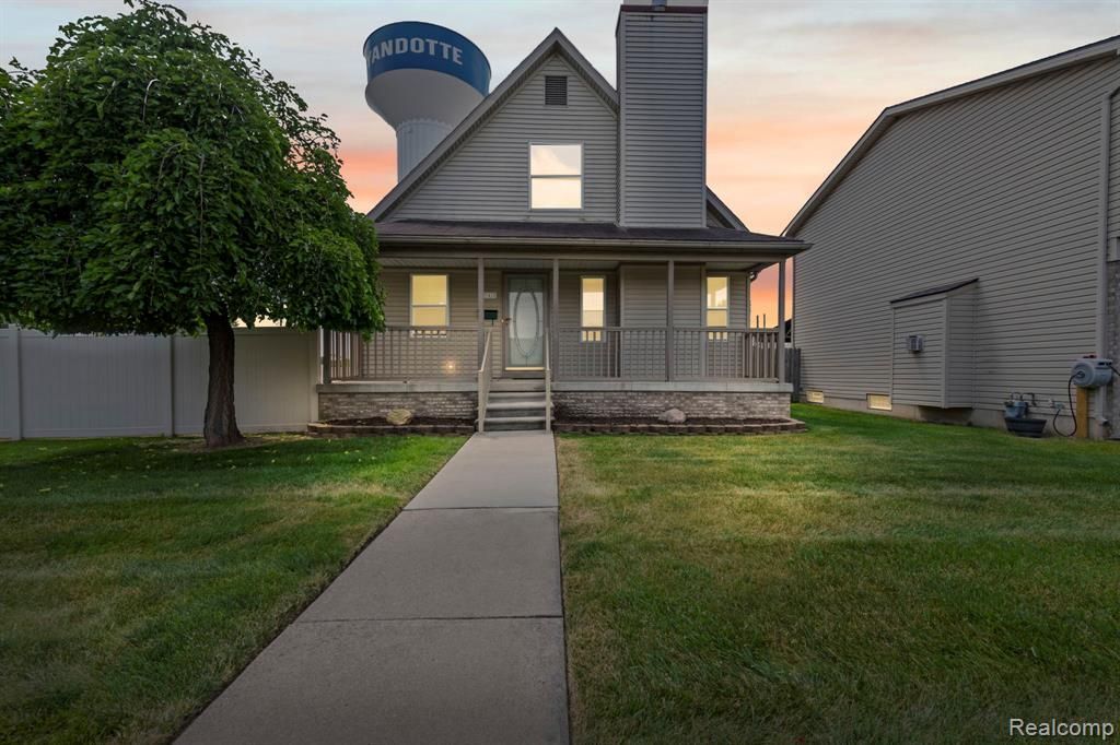 941 Pine Street, Wyandotte, MI 48192 Main Photo