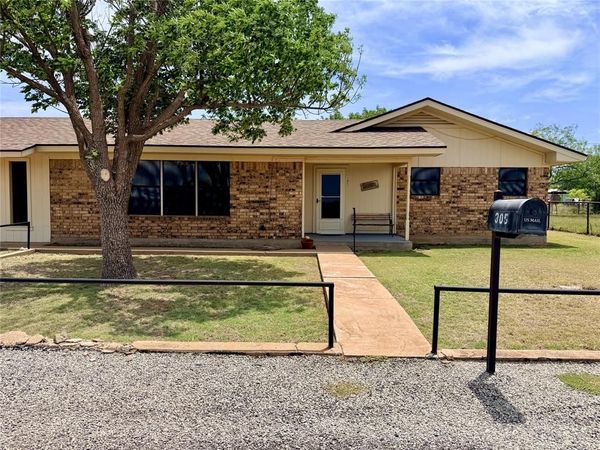 305 S Cleveland Avenue , Aspermont, TX 79502
