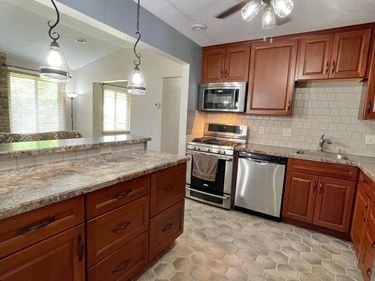 9809 Cimarron Trail, Minnetonka, MN 55305