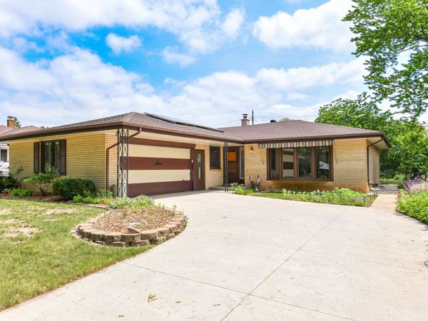 4144 N 96th St, Wauwatosa, WI 53222