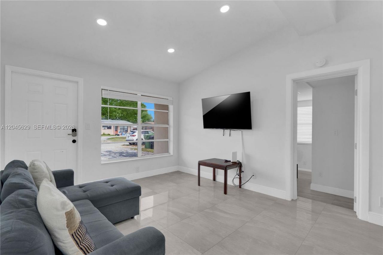 1016 SW 22nd Ter, Fort Lauderdale, FL 33312 Photo