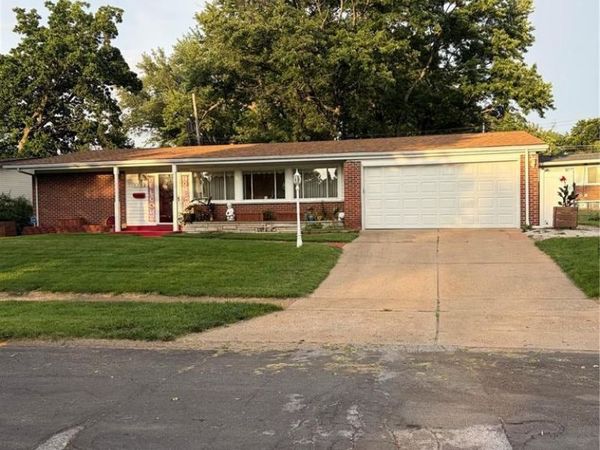 1360 Nashua Drive, Florissant, MO 63033