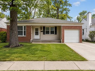 20882 Hawthorne Street, Harper Woods, MI 48225