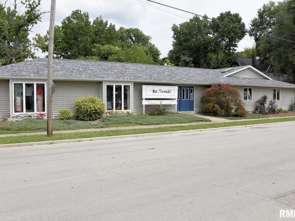 320 N WALNUT Street, Taylorville, IL 62568