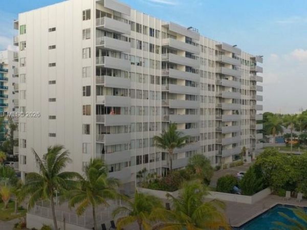 7545 E Treasure Dr , Unit 3I, North Bay Village, FL 33141
